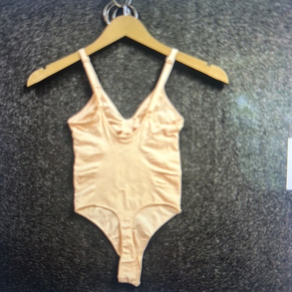 SKIMS never worn seamless sculpt thong bodysuit! - Picture 2 of 2